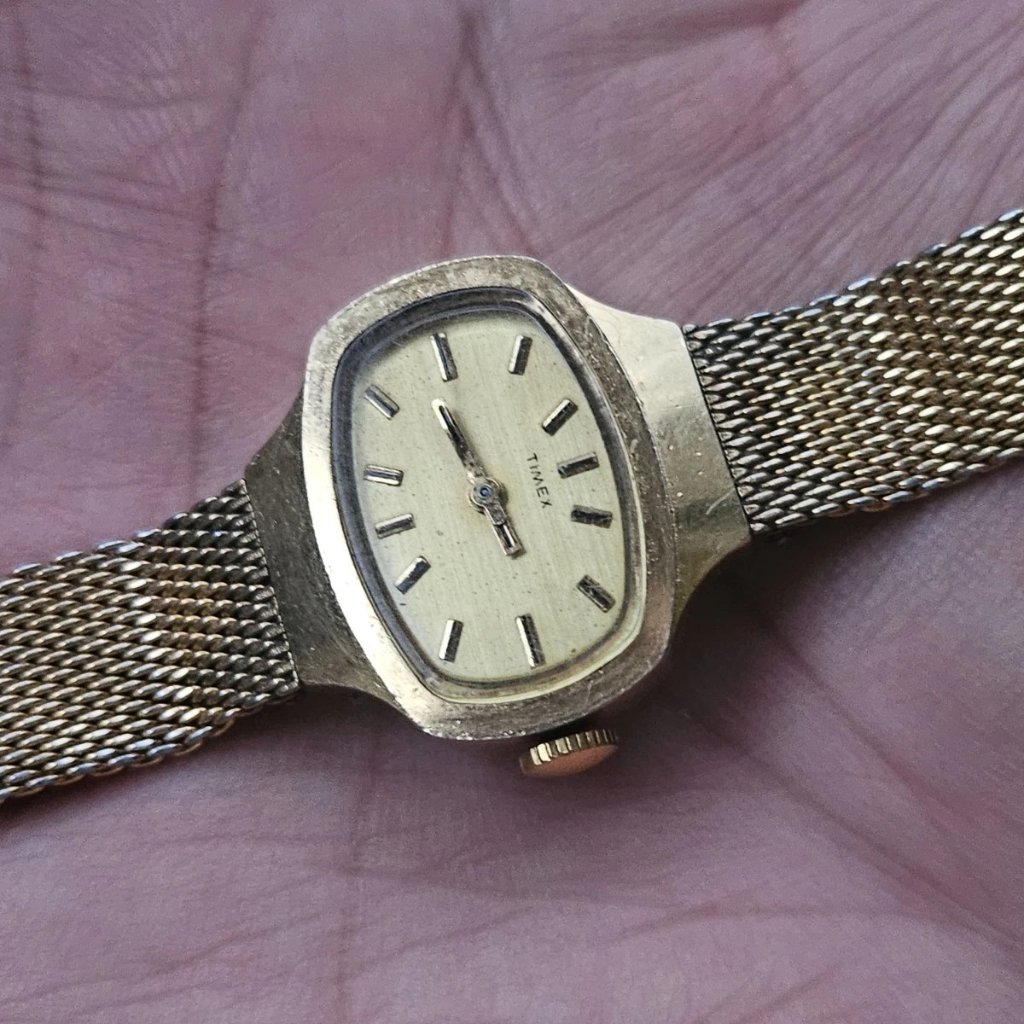 Vintage Timex Ladies Wristwatch Gold Tone Mesh Metal Strap Hand Winding Watch